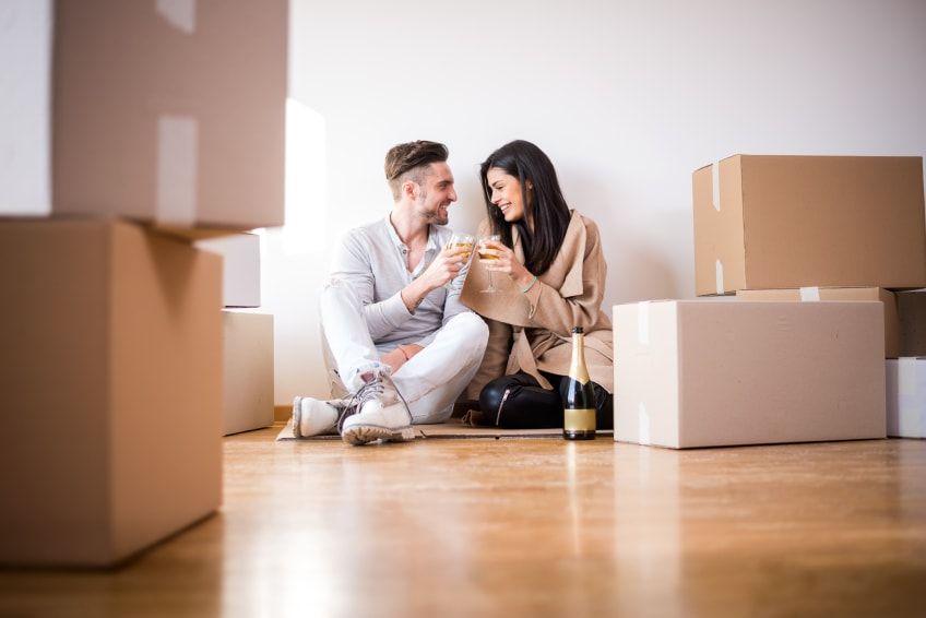 Pareja Celebrando la venta de su casa