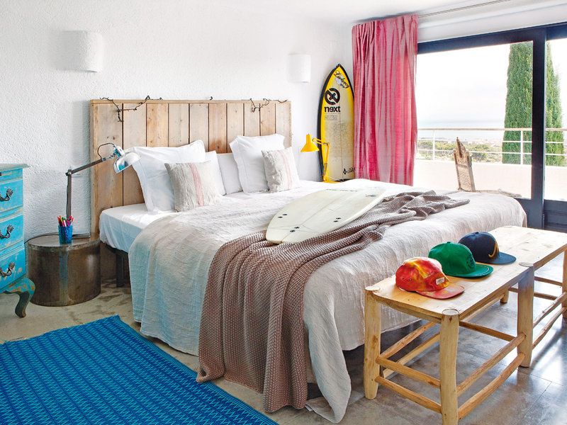 decoracion de dormitorio con tabla de surf moderno